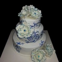 большие цветы из мастики на свадебном торте